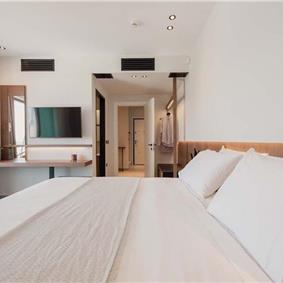 3 bedroom penthouse apartment with pool in Chania town, sleeps 6